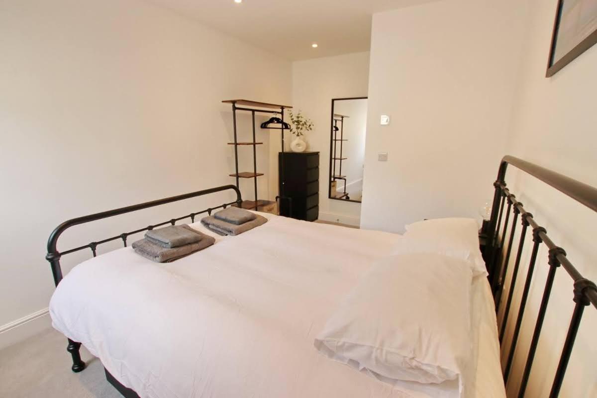 Modern Home For Small Groups By Stones Throw Apartments - Free Parking - Sea View ワージング エクステリア 写真
